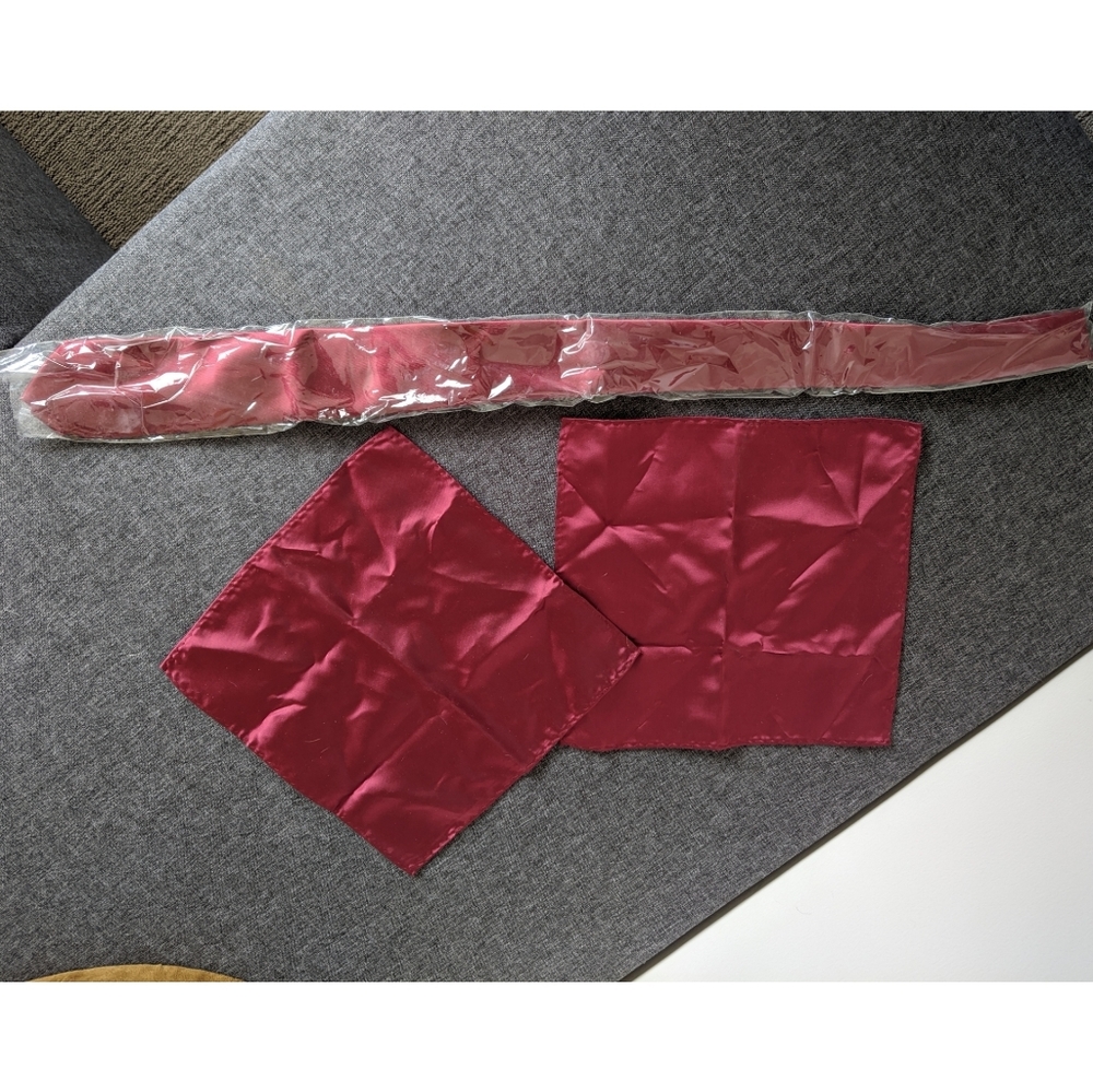 NWT Tie & 2 Pocket Squares